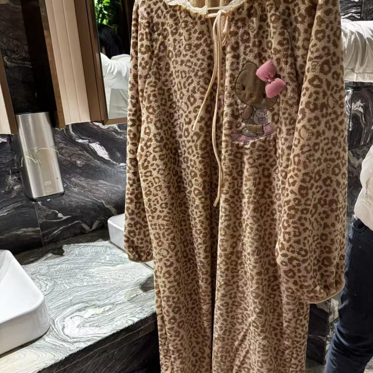 Cute Kitty Adult Bathrobe Leopard Print Bathrobe Women's High-Grade Coral Velvet Thickeneded Soft Non-Shedding Full Body Nightgown