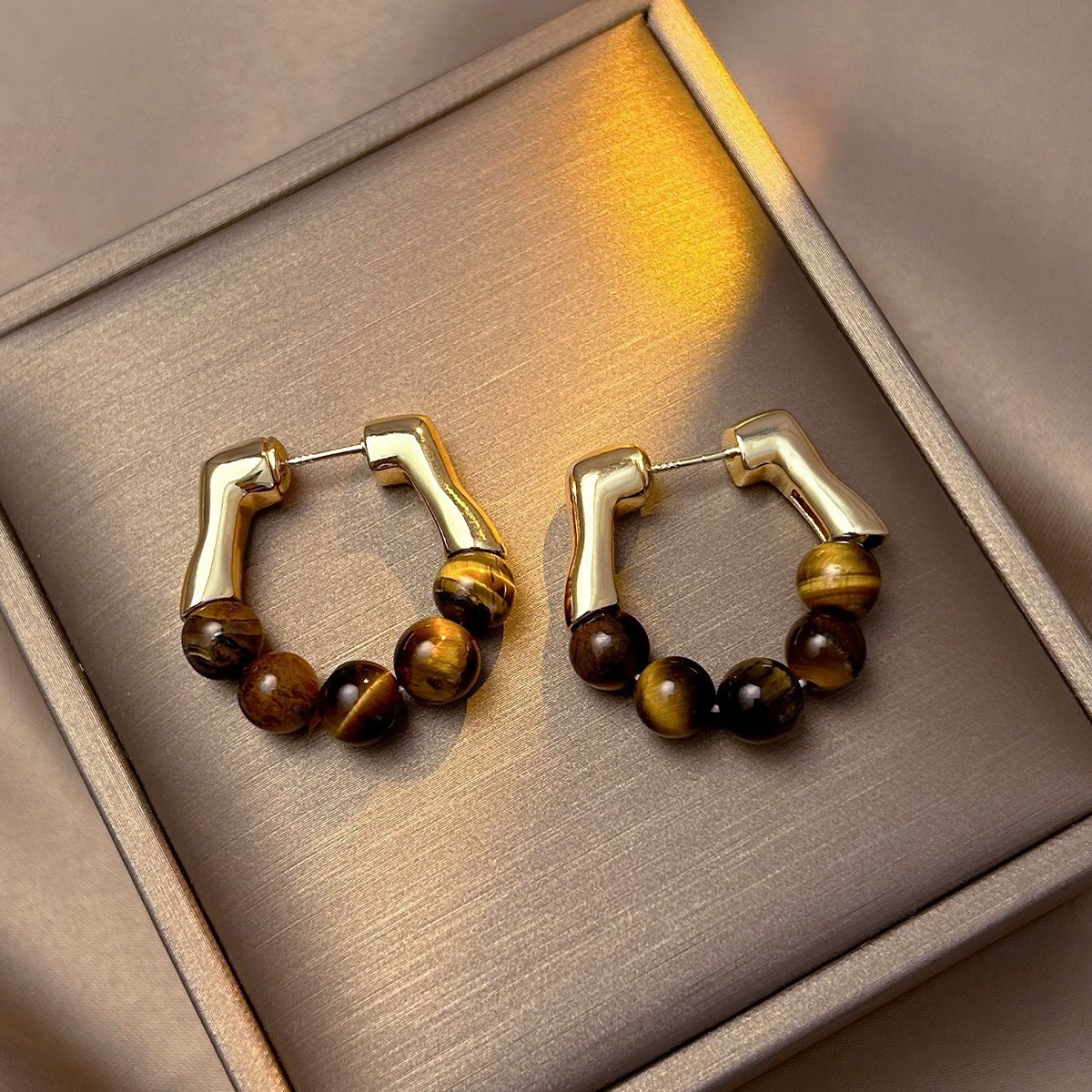 Pendientes de ojo de tigre artificial de color café Maillard con aguja de plata Pendientes simples y de moda de todo fósforo Pendientes ligeros de lujo de alta gama