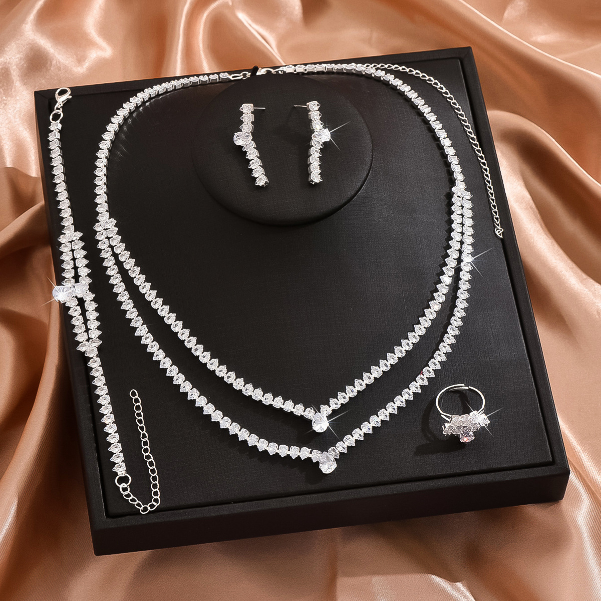 Conjunto de joyería transfronterizo Cadena de garra de circón Moda simple Accesorios de alta gama Pendientes Pendientes Collar Accesorios femeninos al por mayor
