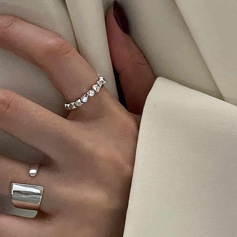 Small design fashionable ring