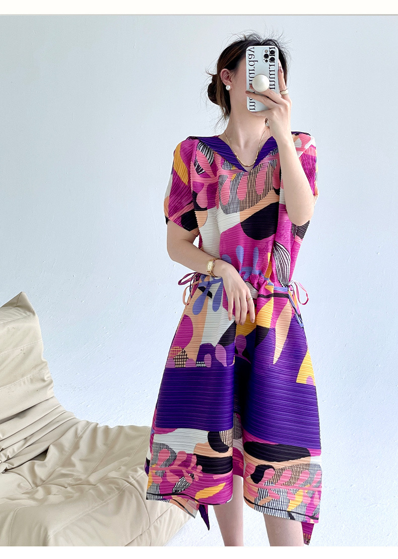 Đầm suông nữ midi in họa tiết cổ chữ V xếp ly tôn dáng eo — Màu xanh lam chi tiết 8