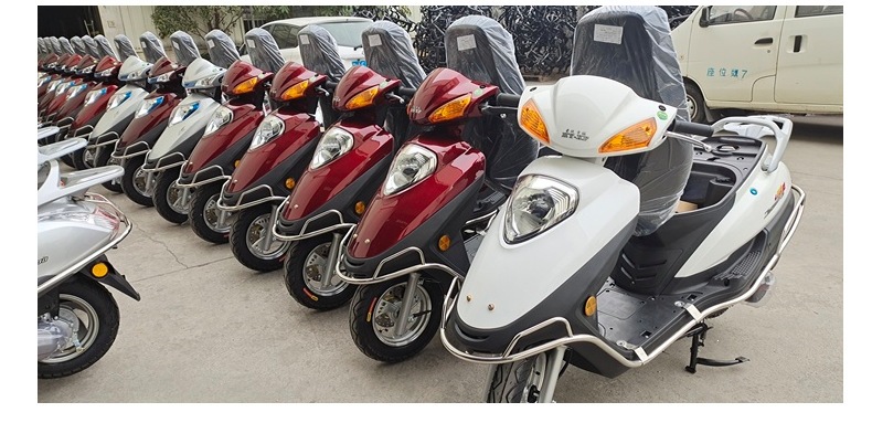 The motorcycle can be registered, it is a brand new vehicle, YuZuan fuel-powered, National IV standard, electric injection, women's scooter 125CC