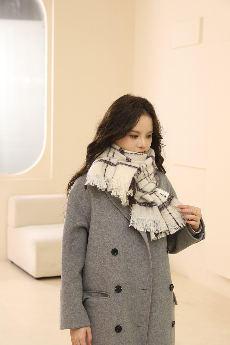 Écharpe pour fille hiver 2024 nouvelle écharpe à pompon polyvalente haut de gamme version coréenne, châle chaud et épais, beige tendance_voghion.com