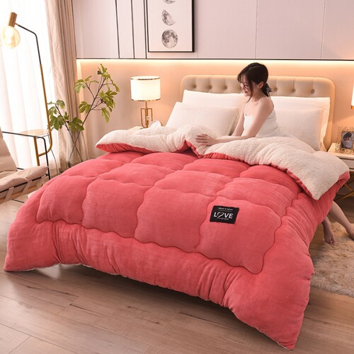 Live-streaming the new milk velvet thickened quilt—warm lambswool winter duvet with removable filling, perfect for spring and autumn seasons.