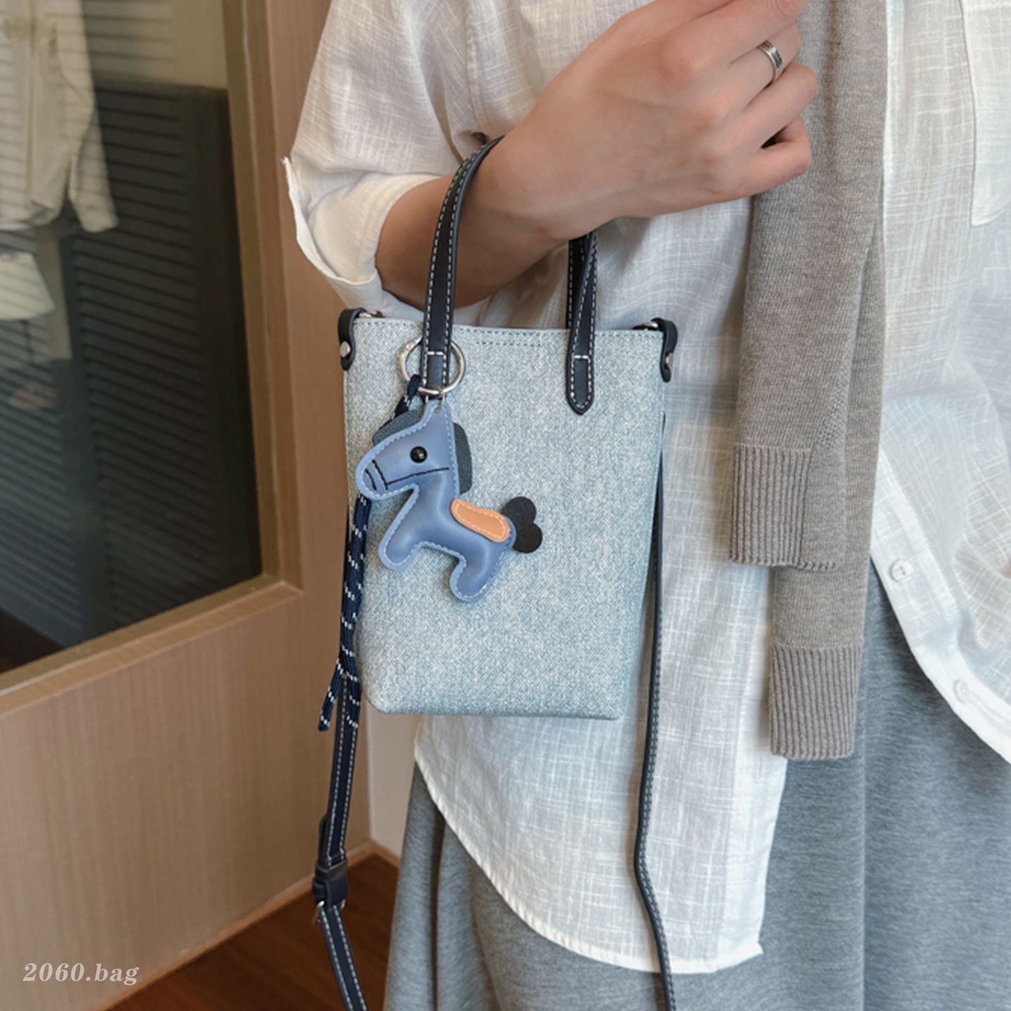 Casual nuevo bolso de verano de mujer inclinado 2026 cubo de hombro portátil versátil bolso pequeño teléfono móvil