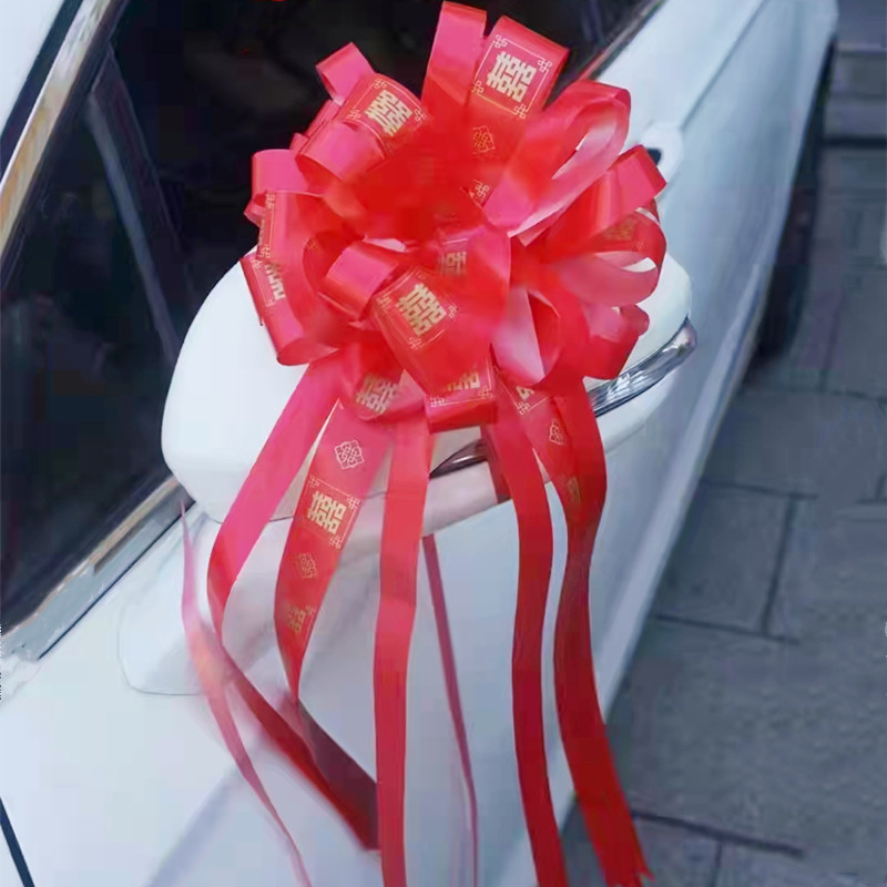 結婚式の手は花を引いて結婚の部屋を飾ります。|undefined