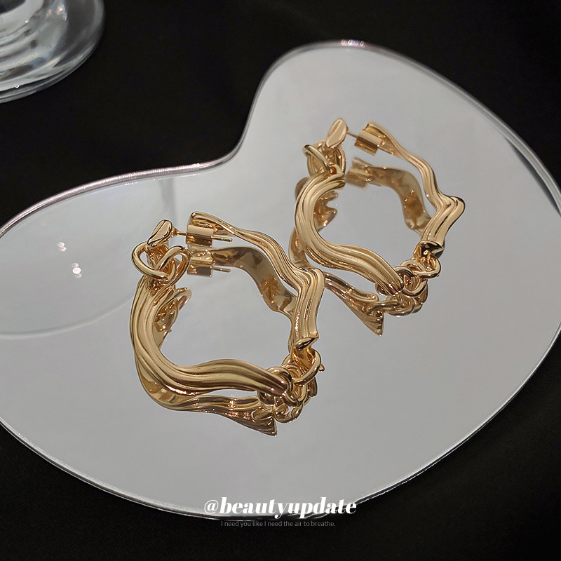 Aguja de plata rayado torcido pendientes geométricos pendientes diseño europeo y americano barroco aretes nicho red pendientes de la manera roja