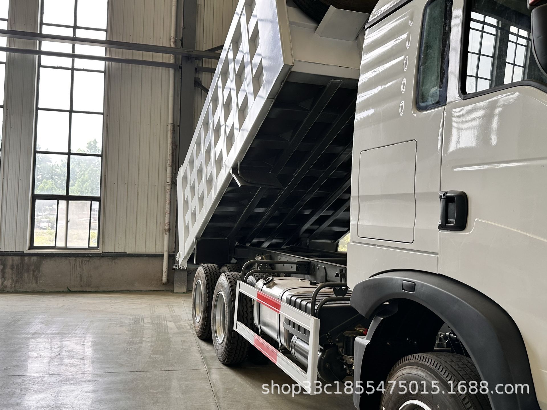 Cross-Border Export of Sinotruk Howotx6X4 Dump Truck with 371 Horsepower for Transporting Gravel and Earth, with a Dump Box