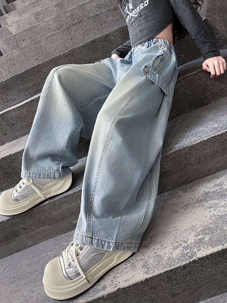 Jeans in denim effetto used per bambini con orlo grezzo e vestibilità comoda - Jeans elasticizzati in vita azzurri per bambine (3-8 anni), stile streetwear alla moda_voghion.com