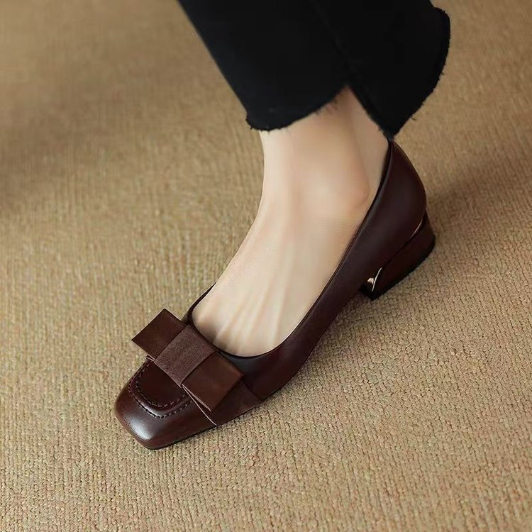 Zapatos de cuero franceses de estilo fragante para mujeres 2025 primavera nuevos zapatos de talón de arco retrógrado de talón medio