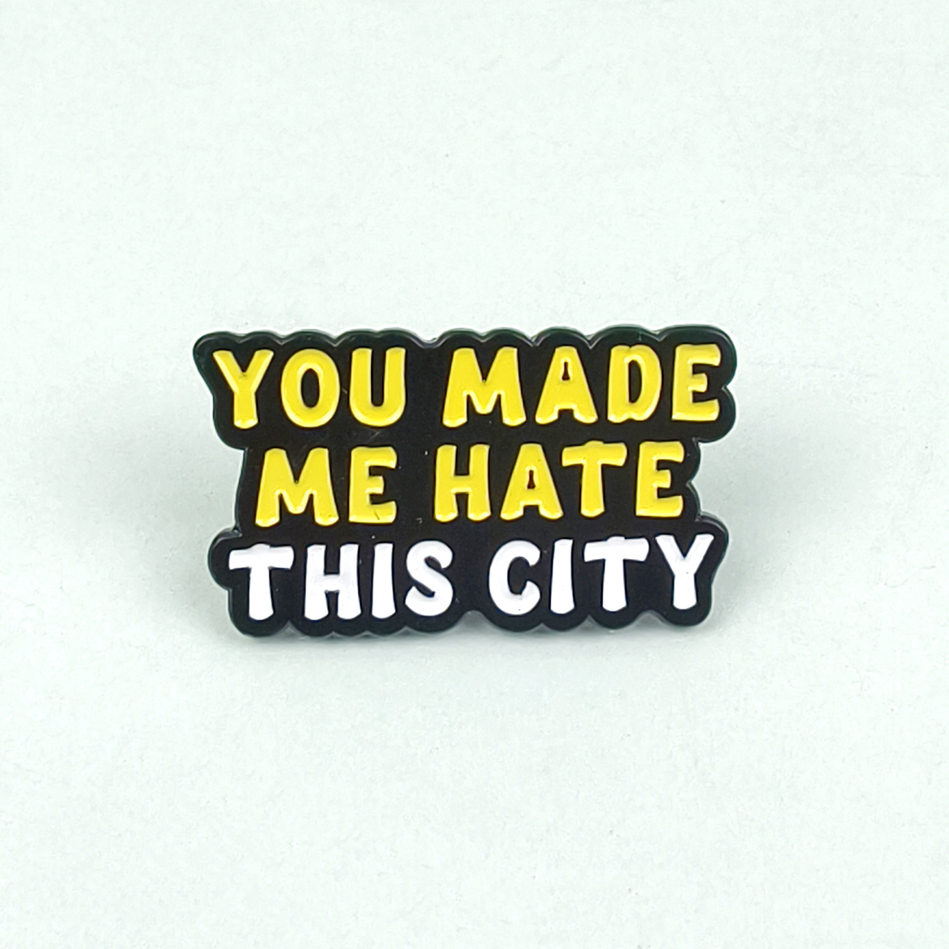 Insignia de metal personalizada Moda Serie de letras en inglés Broche geométrico Chaqueta Decoración fija Accesorios de cuello