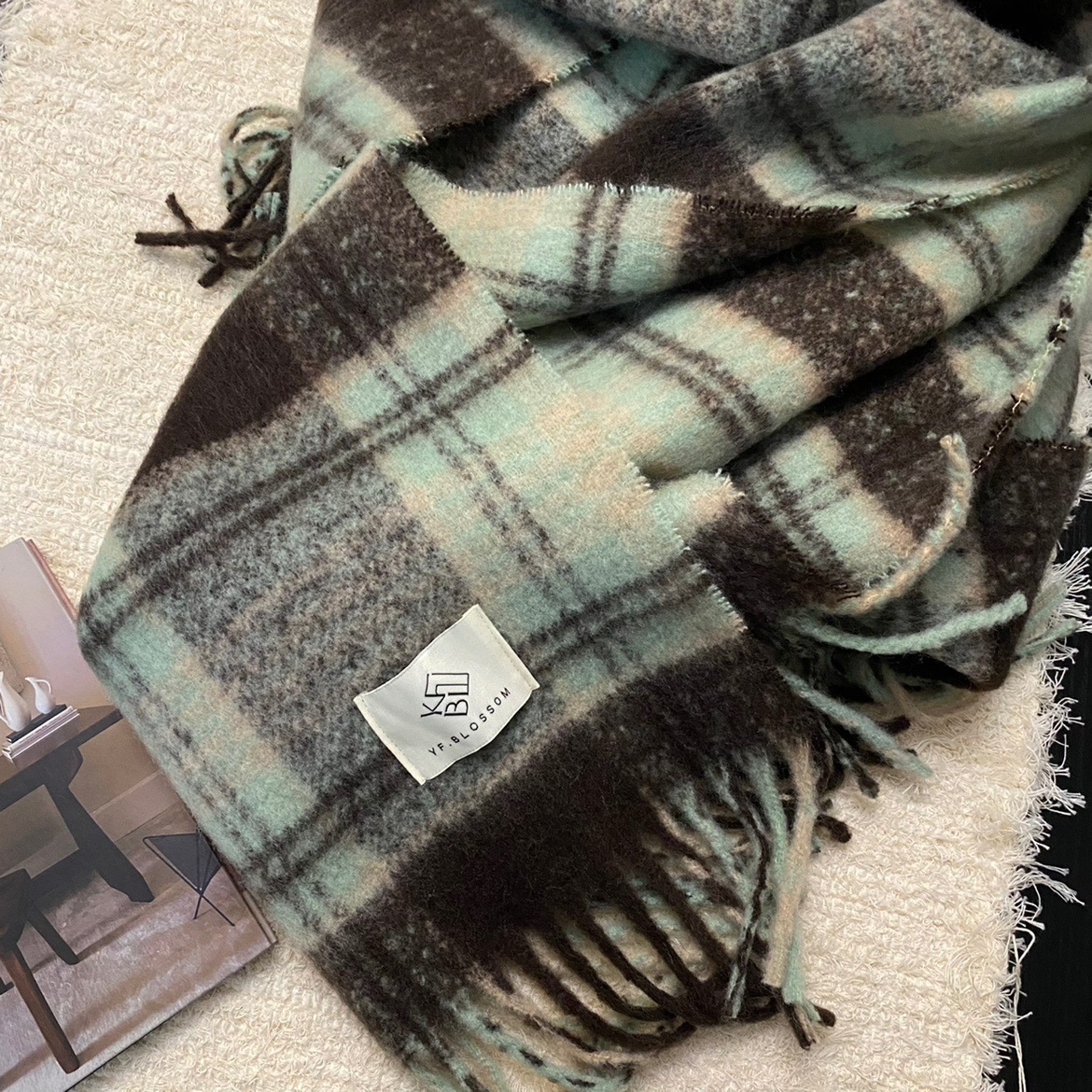 Écharpe pour femme en hiver 2024, nouvelle écharpe chaude épaisse à pompon à carreaux coréens haut de gamme, châle à double usage_voghion.com