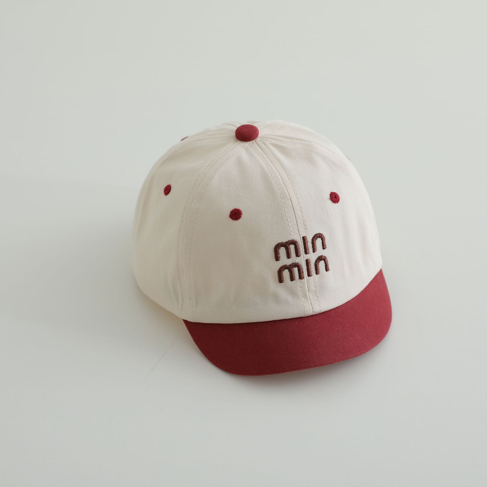 Sombrero de pato para bebés bordado letras de borde corto estilo extranjero sombrero para niños primavera y otoño sombrero de béisbol marea de verano