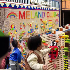 幼稚園の壁面のおもちゃの百変のゲームの壁の木製の積み木の壁のおもちゃの穴の壁は玉を挿して壁の楽迪を挟みます。