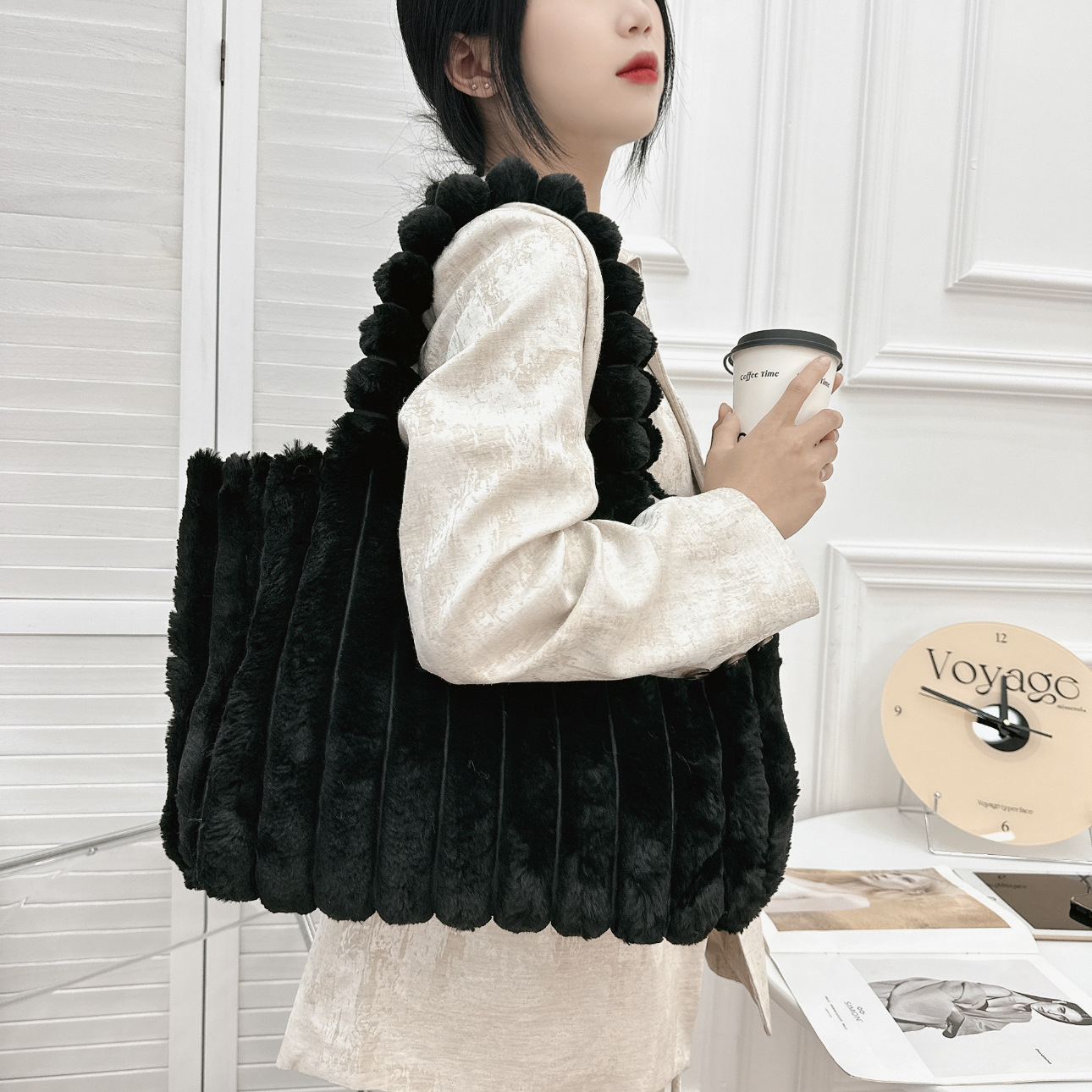 Women's Large Autumn&winter Plush Solid Color Basic Square Magnetic Buckle Shoulder Bag Tote Bag display picture 4