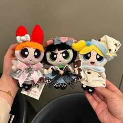 正版の飛天の小さい女性の警察官の美少女の人形のペンダントJKの百倍のスカートのぬいぐるみは子供の服のキーホルダーに換えることができます。