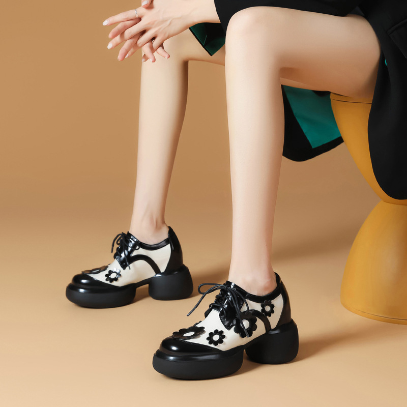 Giày nữ đế xuồng platform mũi tròn buộc dây, gót 10 cm, họa tiết hoa nổi — màu đen
