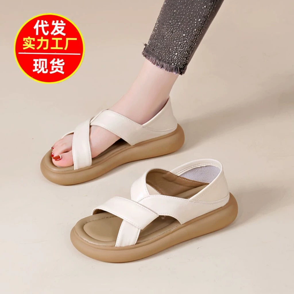 Модные летние новые мягкие сандалии на плоской подошве 2024 для женщин, универсальные неглубокие сандалии для женщин, повседневные.