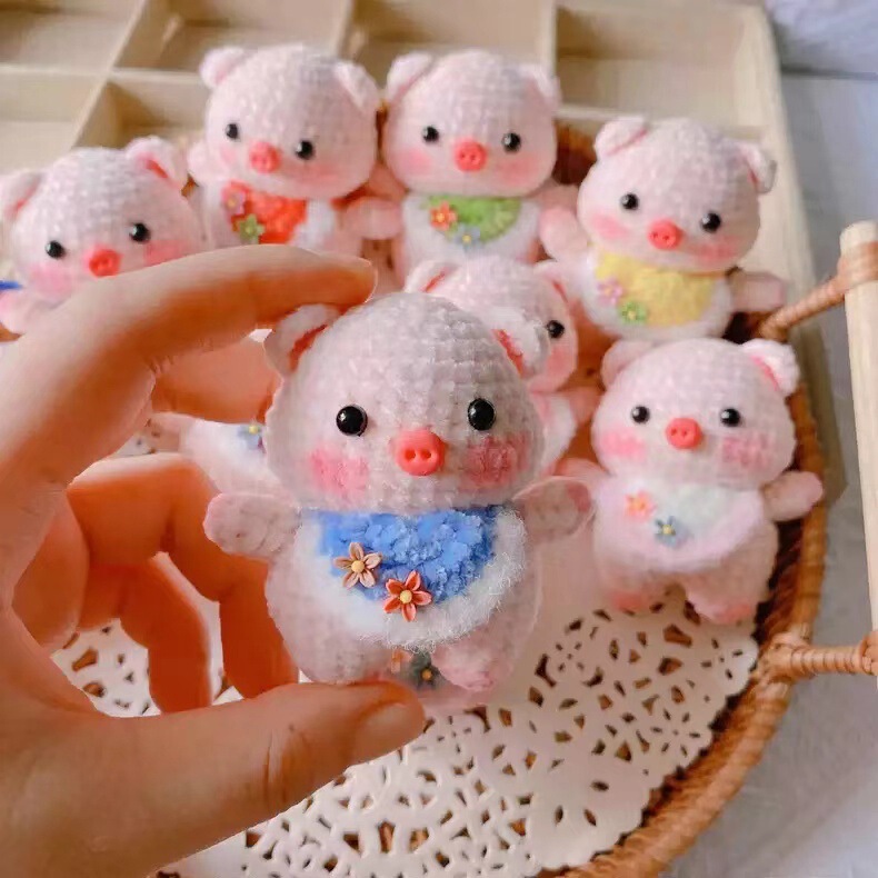 純粋な手作りのかぎ針編みのピンクのブタのリュックサックのカバン|undefined