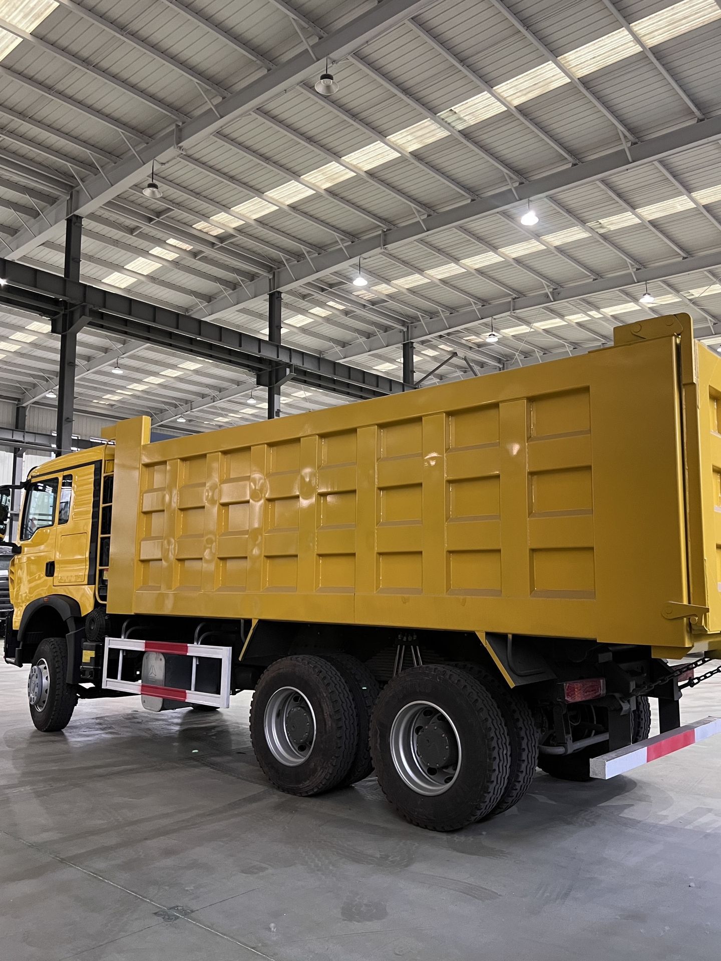 Used Sinotruk Howo Tx Dump Truck 6X4 Rear Eight-Wheel Dumper 371 Horsepower Engineering Dump Truck for Export