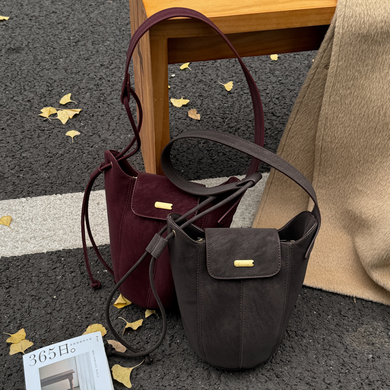 Bolsa de hombro coreana de estilo extranjero de gamuz, bolso de vestir, bolso inferior de mujer otoño-invierno 2025, nuevo nicho retro bolso de cubo de transporte