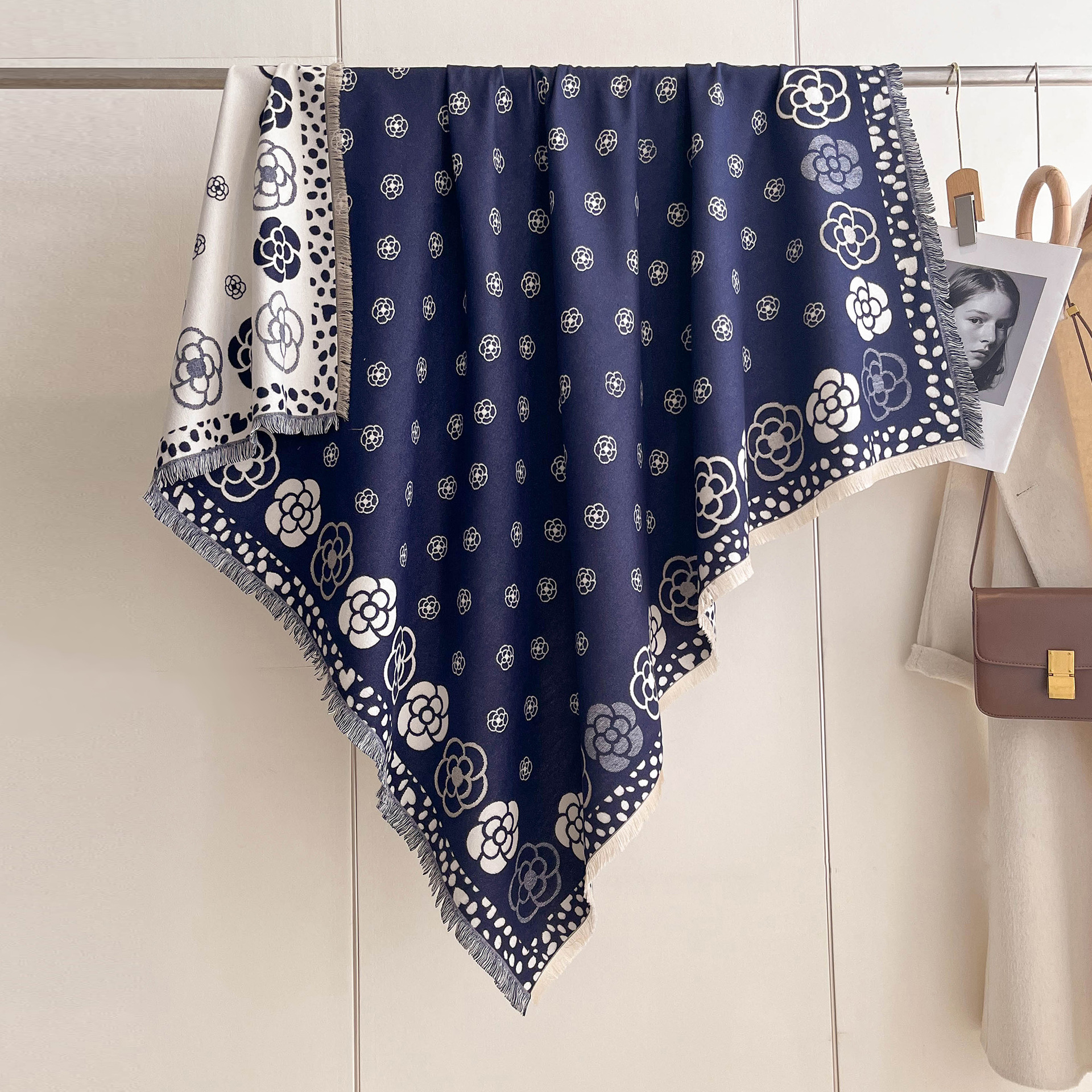 Camellia clásica bufandas de cachemira otoño y invierno versátiles engrosadas y cálidas con un pequeño pañuelo de viento fragante para mujeres