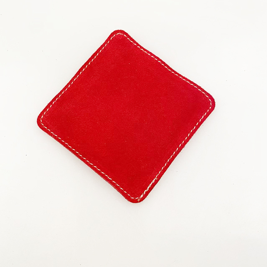 Limpie el cuero suave del club y use el cuero áspero para limpiar el club.