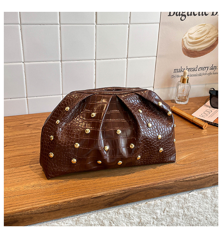 Nueva moda simple versátil de tendencia transfronteriza hombro de un solo clip de brazo de clavos de hongos plegados bolsos de mano bolsos de mujer