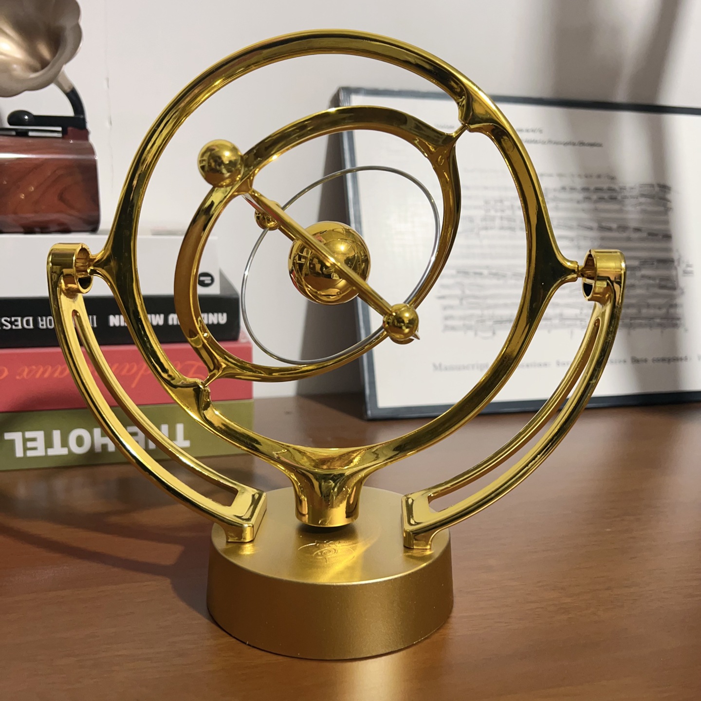 Máquina de movimiento permanente de adornos caóticos Newton balancea la pelota balancea el balanceo de la Oficina de escritorio y la decoración del hogar física