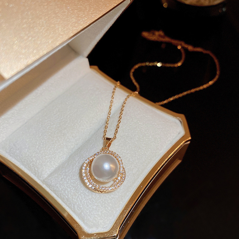 Zircon de acero de titanio que rodea COLLAR COLGANTE de perlas pendientes traje francés Retro Luz de lujo Cadena de clavícula collar de moda para las mujeres