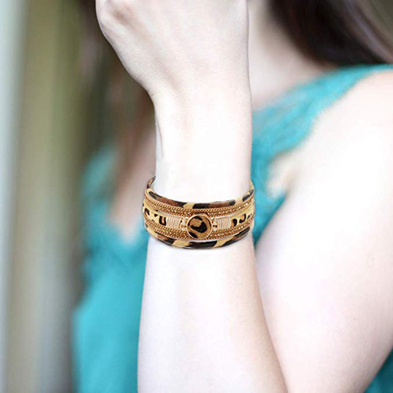 Pulsera con estampado de leopardo y cierre magnético de moda_voghion.com