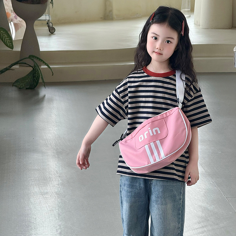 Versión coreana del bolso de hombro para niños de gran capacidad, bolso de mensajero para bebé con letras de estilo occidental a rayas de moda, bolso deportivo para niños