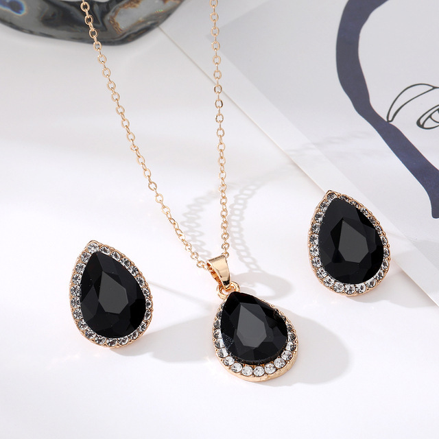 Collar colgante verde para mujeres verano nicho de alto grado diseño clavícula cadena luz lujo todo-fósforo collar