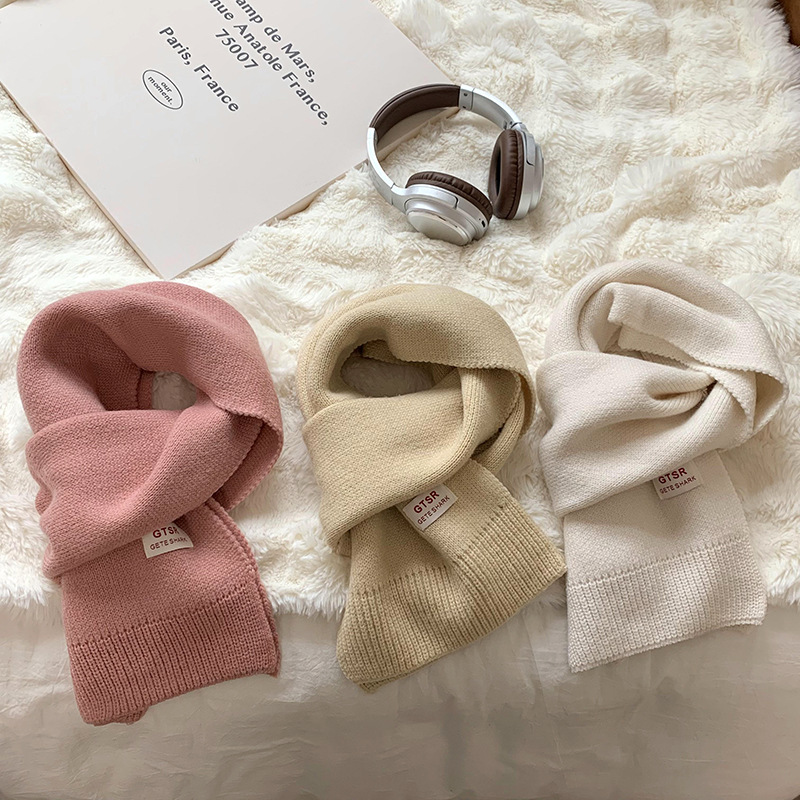 Bufandas de punto para mujeres de alta calidad2025 otoño y invierno versátiles parejas calientes de cuello pequeño bufandas al por mayor