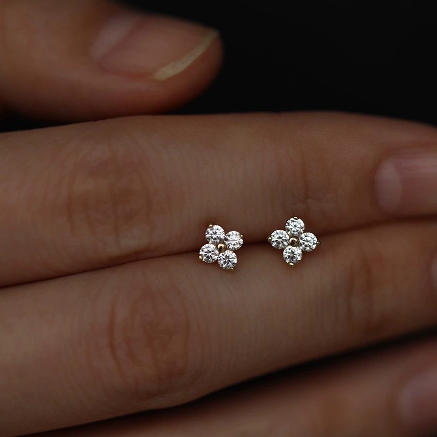 Серьги-гвоздики, zircon с четырехлистником, 5–6 мм, золотистые или платиновые, легкие