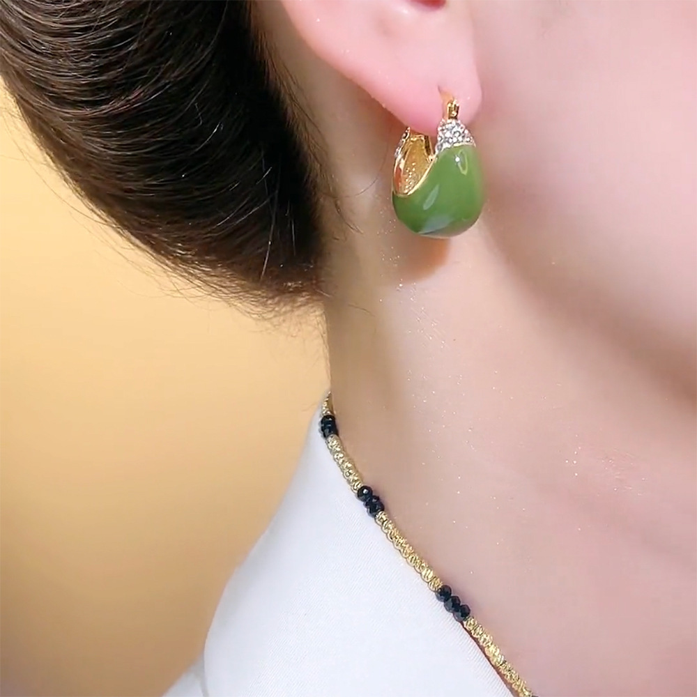 Widney New Style 라이트 럭셔리 하이 엔드 센스 Aocado 그린 화이트 바스켓 귀걸이 여성용 패션 모든 매치 심플 이어링