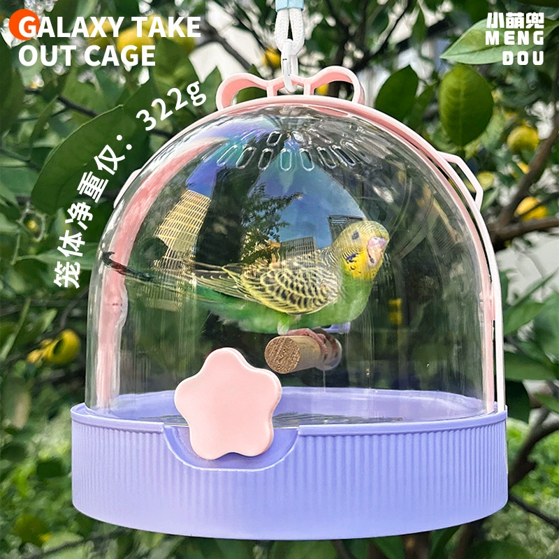 Попугай выходит в клетку, дышащую и портативное большое пространство на открытом воздухе
