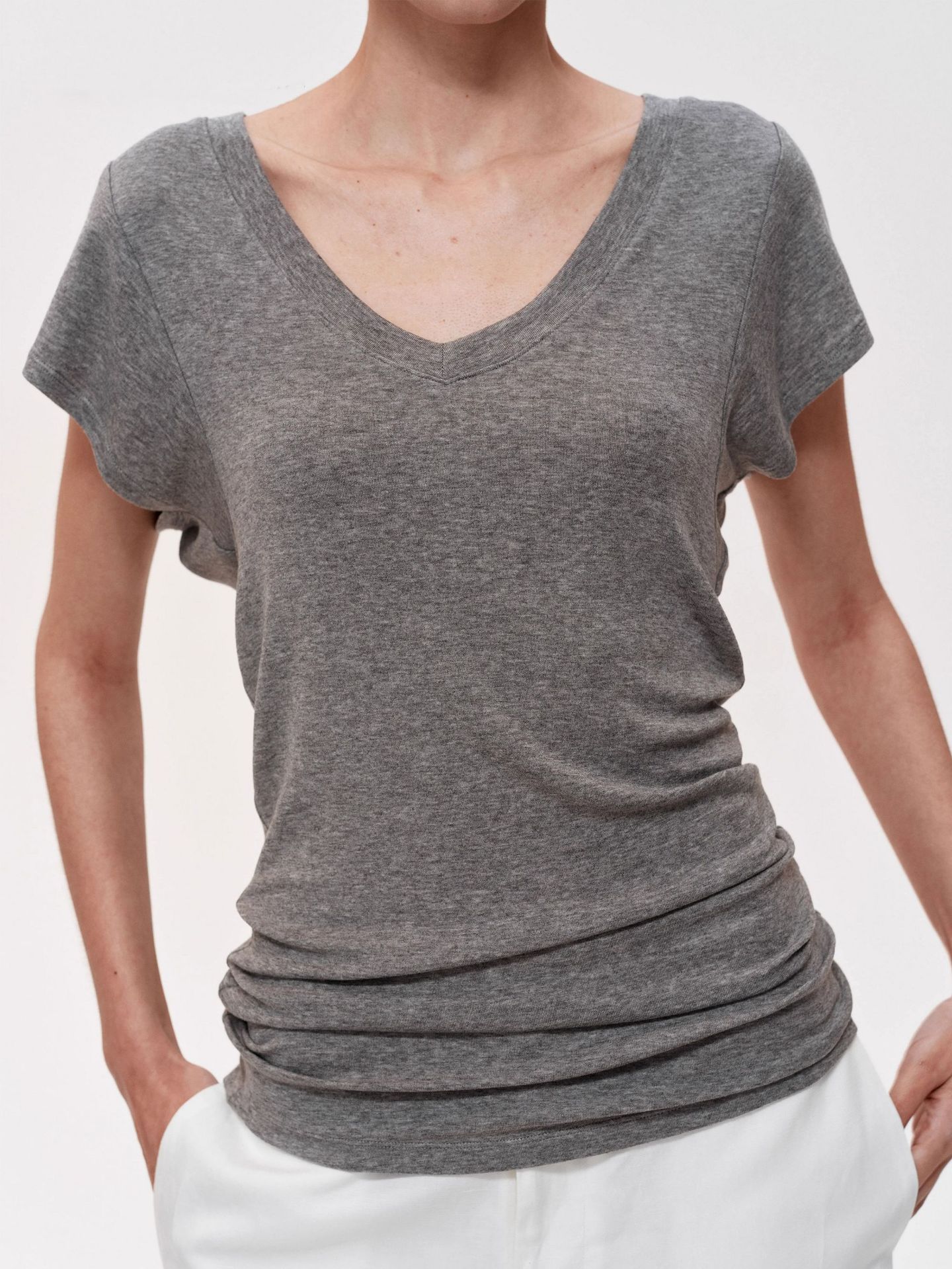 スポットテンセルウール品質ハイエンドシンプルスタッキングデザイン大きめVネック半袖Tシャツスリム鎖骨露出トップス