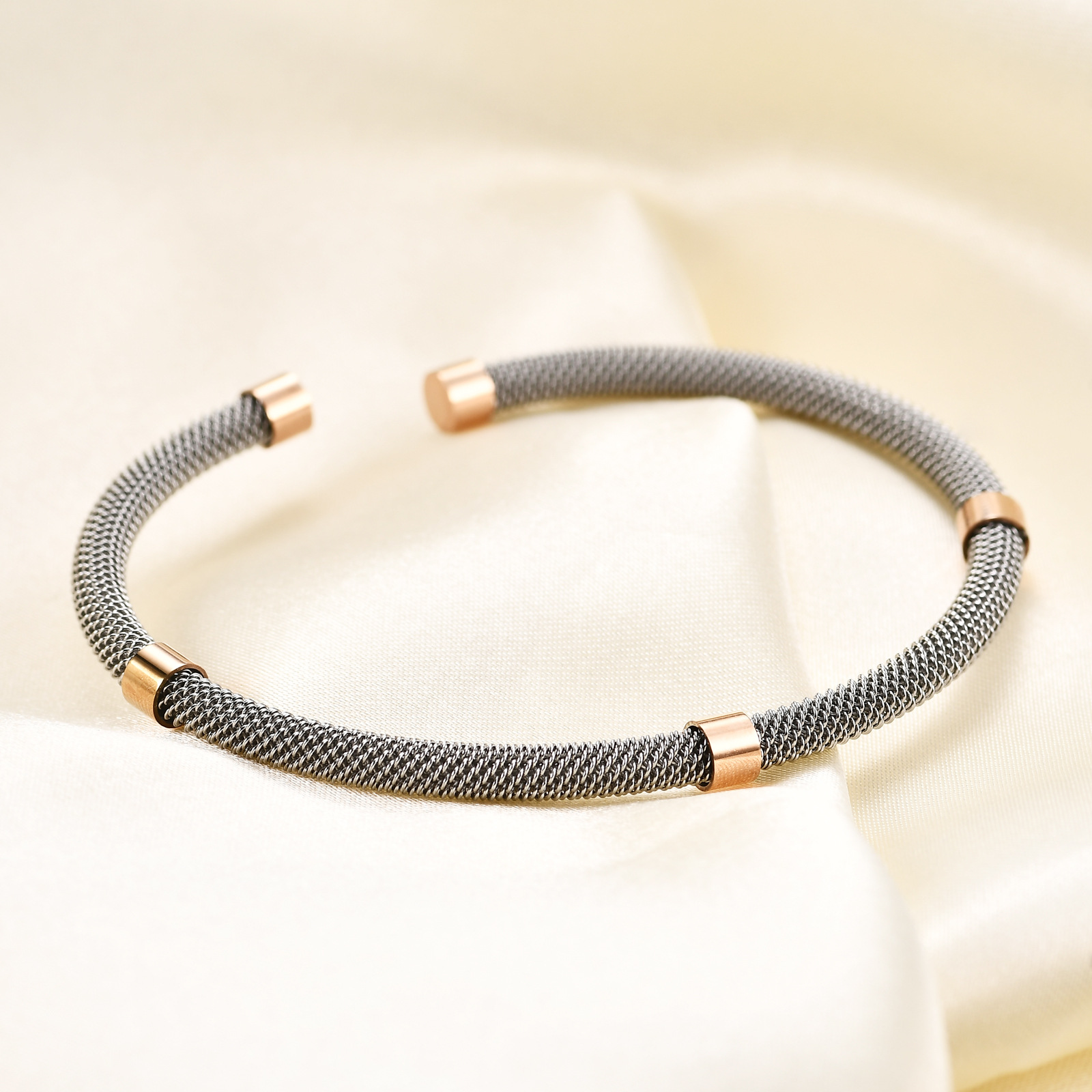 Acier Inoxydable Style Simple Couleur Unie Bande En Spirale Placage Bracelet display picture 5