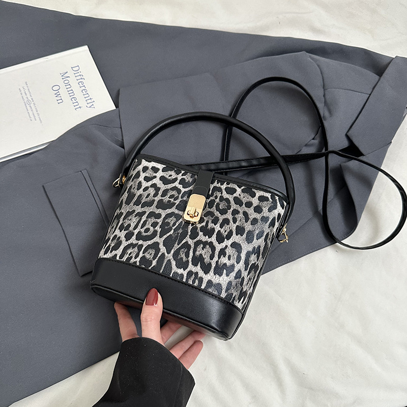 Bolso popular de este año para mujeres otoño invierno 2024 nuevo patrón de leopardo nicho mochila casual bolso de cubo de agua