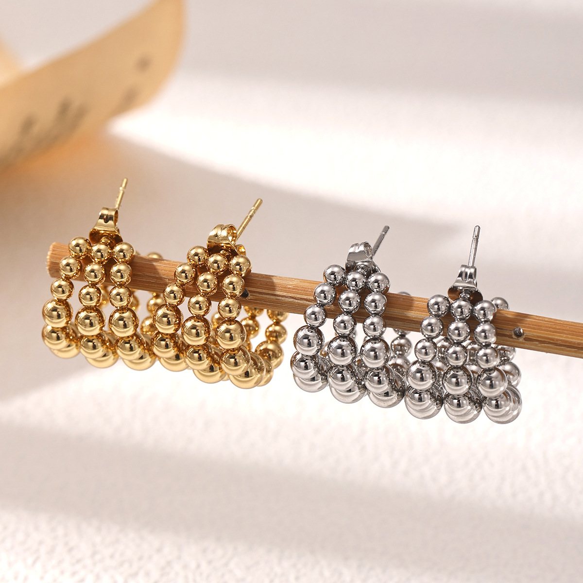 TENA Europa y América de acero inoxidable pendientes de mujer lujo ligero de alta calidad tapones de acero dorado venta caliente joyería de acero de titanio transfronteriza
