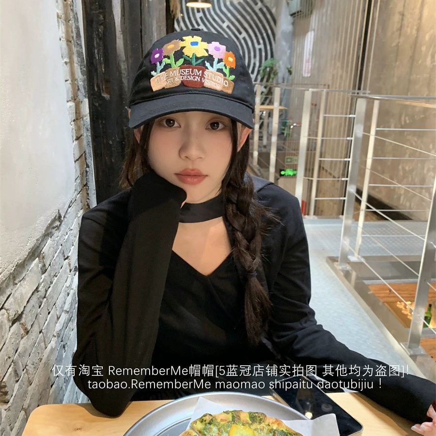 Cute baseball cap, flowered, with embroidery, for beloved
