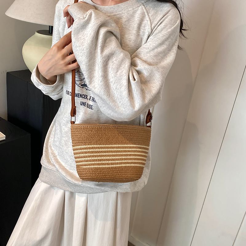 Bolsas de paja populares de verano para mujeres 2024 nuevas bolsas de vacaciones de playa de tejido casuales versátiles bolsas de balde de mochila