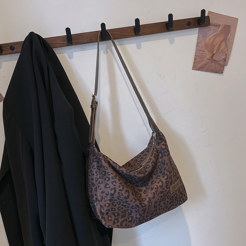 Bolsa de mujer retro de alto nivel esmaltado con patrón de leopardo de alto valor, bolsa de viaje inclinada, bolso de hombro bajo la braza del viento.