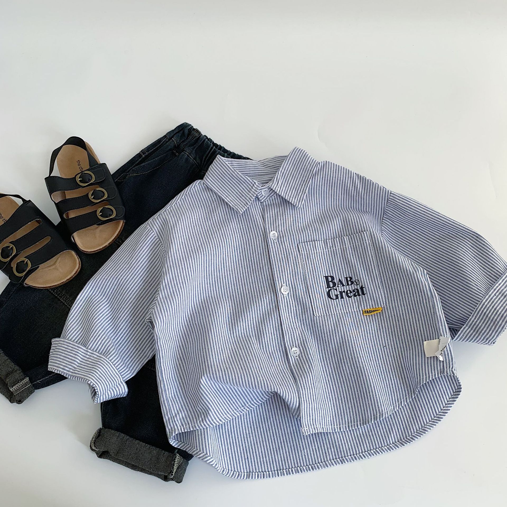 Camisas infantiles Mai Bao 2025 primavera niños y niñas letras rayas impresión coreana nueva ropa infantil camisa de estilo retro