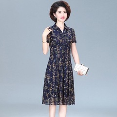新しい中年のお母さんの服の夏服のネットの糸のプリントのワンピースの半袖の気質のシャツの襟はゆったりしていて着痩せしている中の長いスカートを現します。