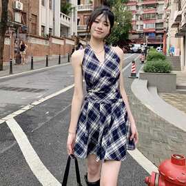 黑白格子连衣裙女2026夏季新款复古收腰显瘦v领挂脖背心短裙女装