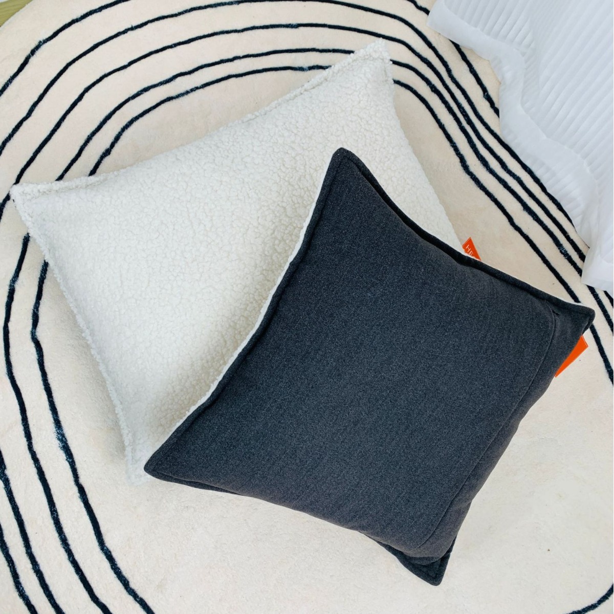 织唛开关USB加热抱枕暖手电热靠枕办公室户外靠垫发热暖身礼品