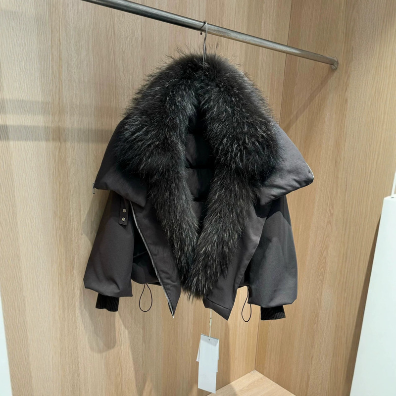 Women's New Winter White Duck down Jacket with Detachable Real Raccoon Fur Collar, Fashionable Loose-Fitting Warm Fur Coat Women's New Winter White Duck down Jacket with Detachable Real Raccoon Fur Collar, Fashionable Loose-Fitting Warm Fur Coat
