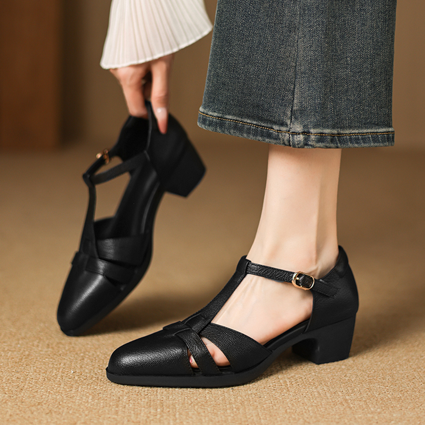 Sandal nữ gót vuông quai ngang phong cách La Mã, đế rỗng, dệt chéo khóa T — đen